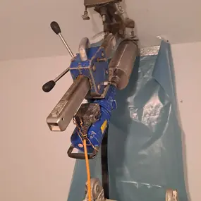 Blauer Wandbohrständer mit Kernbohrgerät und Metallhalterung an der Decke