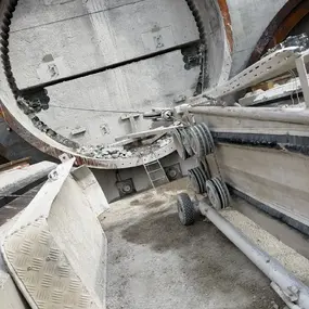 Große Industrietrommel mit Förderband und Kies, Steinbruchanlage im Betrieb