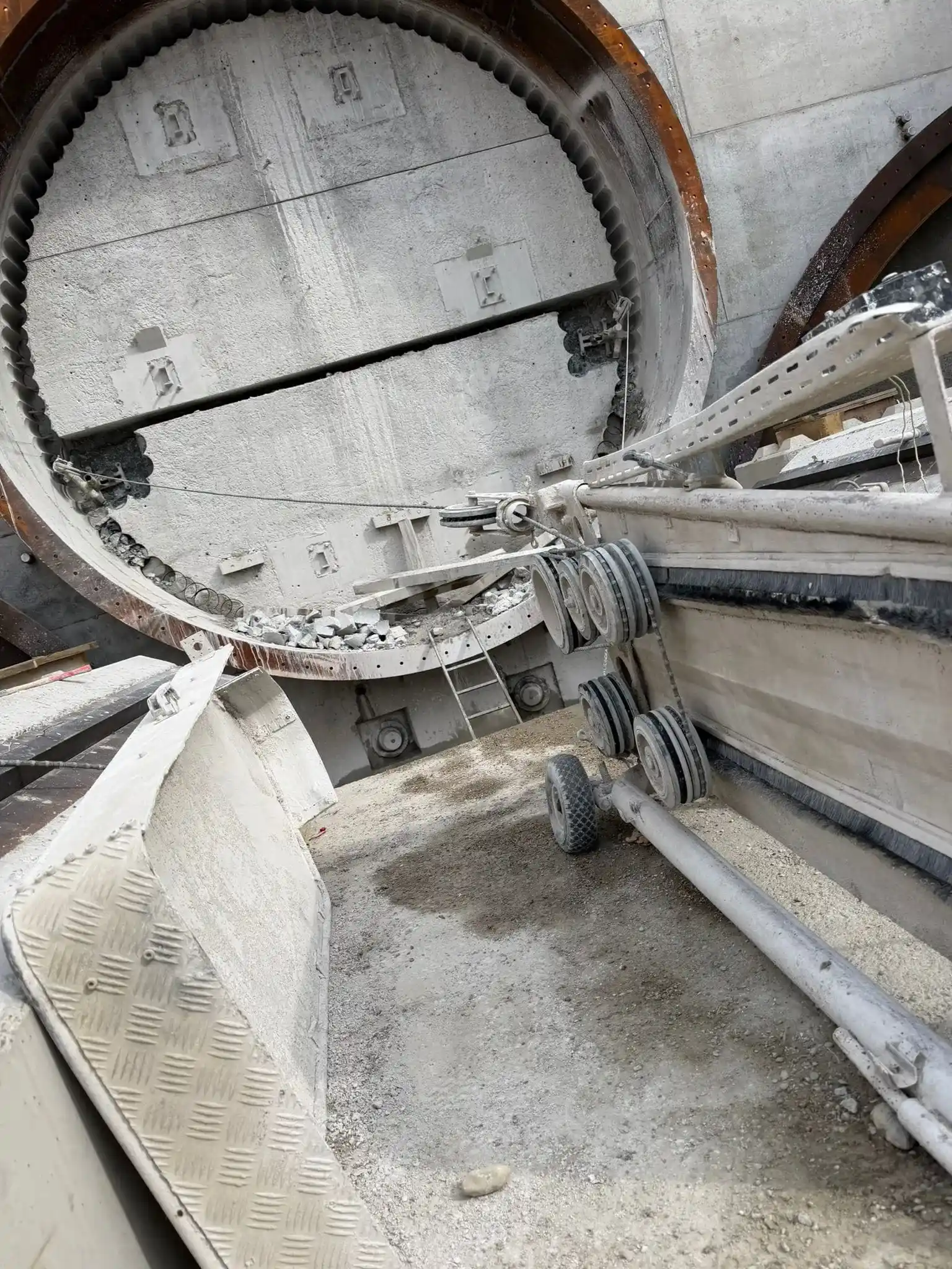 Große industrielle Kugelmühle in Steinbruchanlage, mit Förderband und Rollen